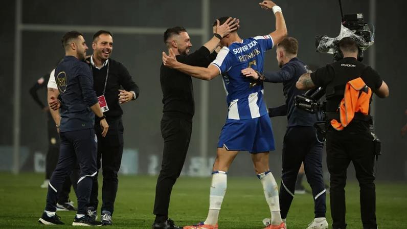 Jan Bednarek festeja com o treinador Francesco Farioli a conquista do título pelo FC Porto
