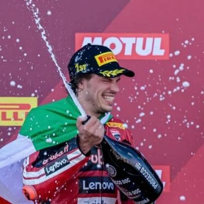Nicolo Bulega vence pela 15.ª vez consecutiva nas Superbikes e amplia recorde