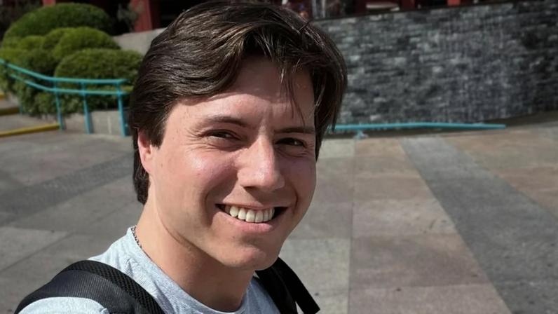 Escritor Afonso Reis Cabral vive numa antiga loja de sapatos no Colombo
