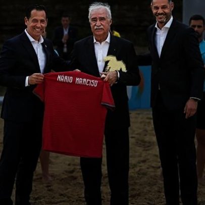 Mário Narciso homenageado antes da Supertaça de futebol de praia