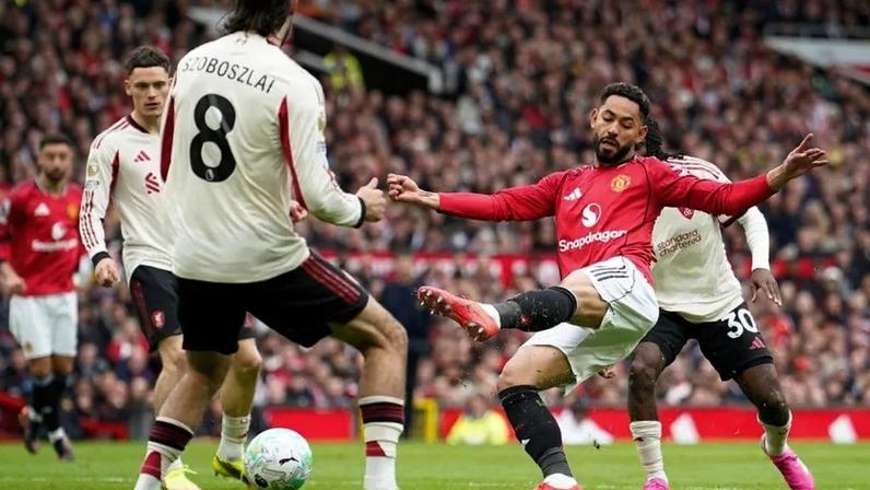Matheus Cunha marca ao Liverpool
