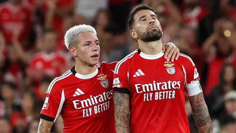 Prestianni e Otamendi após o final de um jogo do Benfica na Luz