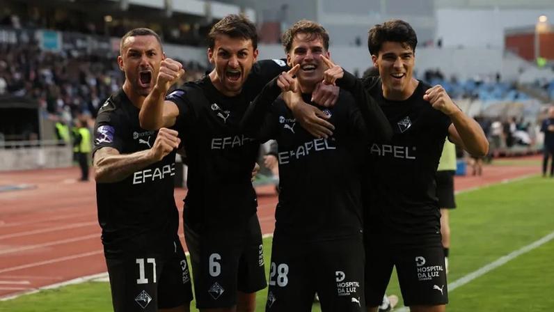 Jogadores da Académica festejam vitória sobre o Varzim na Liga 3