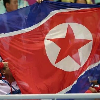 Equipa feminina da Coreia do Norte chega a torneio na Coreia do Sul