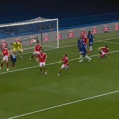 Choque entre Chelsea e Nottingham Forest interrompe jogo por 10 minutos