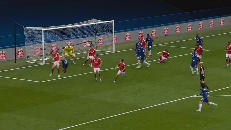 Choque entre Chelsea e Nottingham Forest interrompe jogo por 10 minutos
