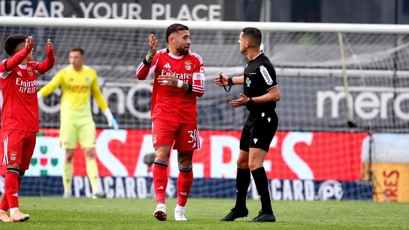 Penáltis bem decididos e expulsão clara em Famalicão-Benfica, opina Iturralde