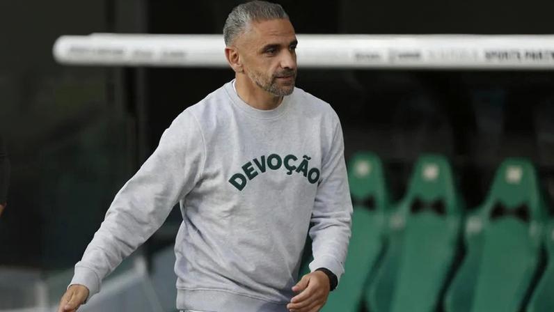 Rui Borges reage junto ao banco de suplentes do Sporting
