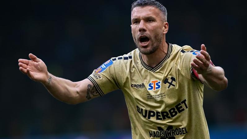 Lukas Podolski encerra carreira no final da temporada