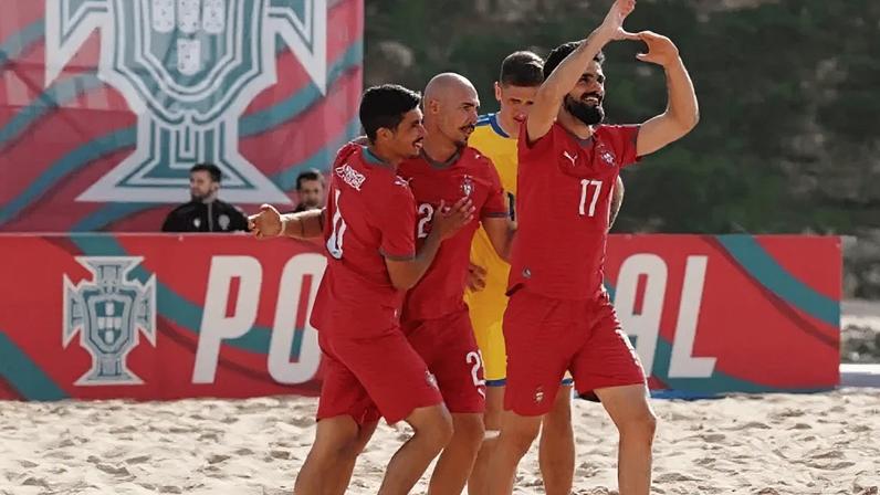 Seleção de futebol de praia festeja vitória diante da Ucrânia