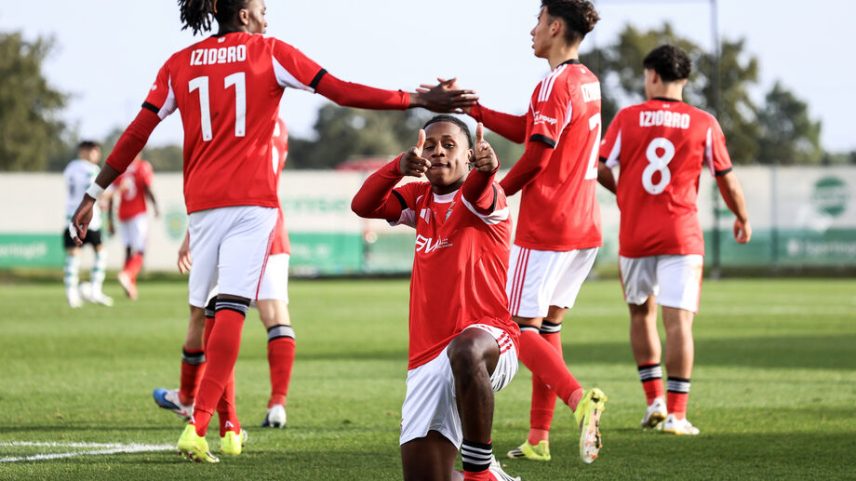 Mauro Furtado na porta de saída do Benfica: clubes interessados no central