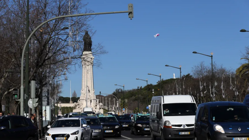 O número de carros nas estradas portuguesas já supera os seis milhões