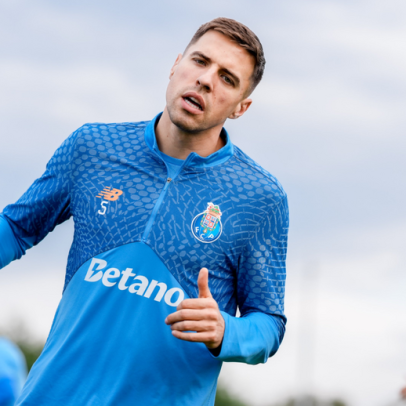 Assalto à casa de Bednarek: central do FC Porto abalada, mas treina