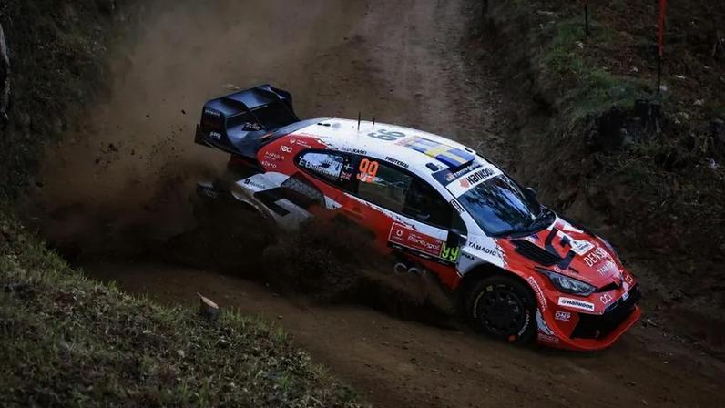 Oliver Solberg sobe de 4º a 1º na especial de Paredes no Rali de Portugal
