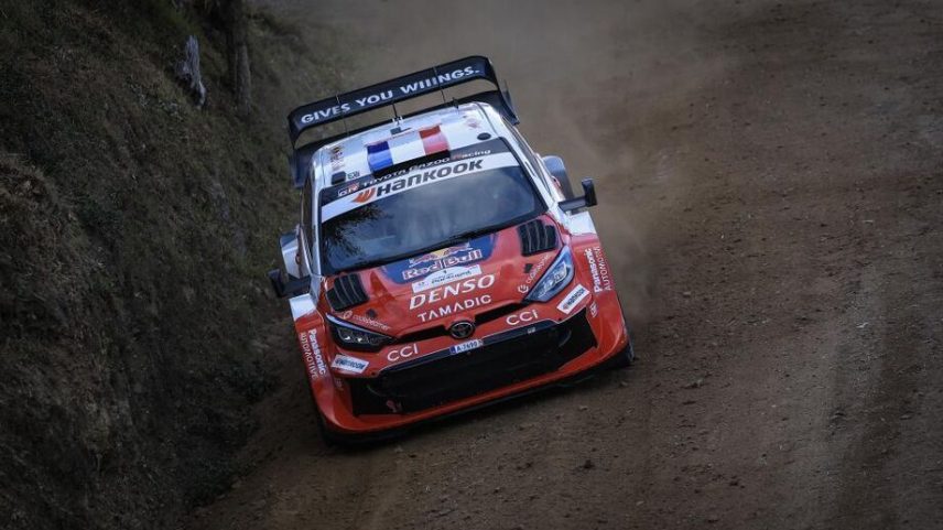 Sébastien Ogier na frente à entrada do último dia