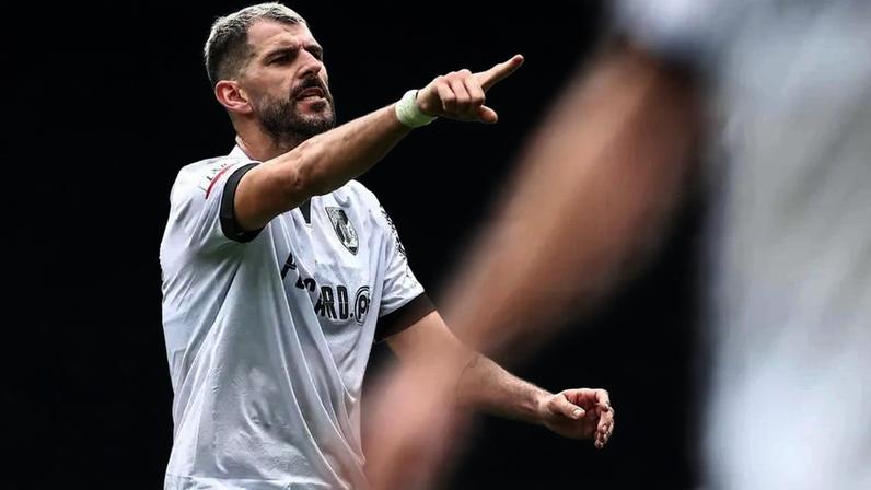 Nélson Oliveira foi afastado do plantel do V. Guimarães por motivos disciplinares