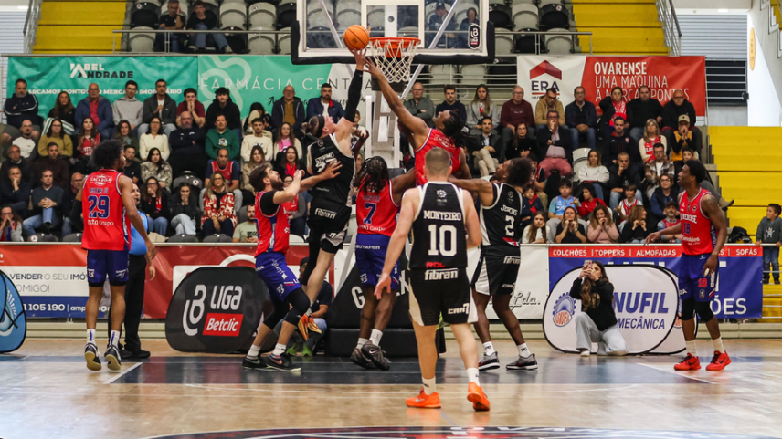 Oliveirense vence Ovarense e a eliminatória decide-se na negra; Benfica aguarda