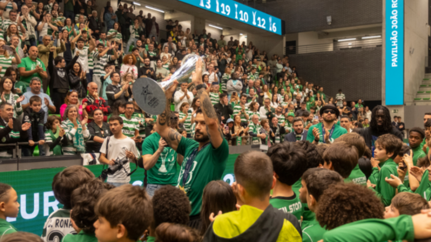 Adeptos do Sporting festejam a vitória na Champions no Pavilhão João Rocha
