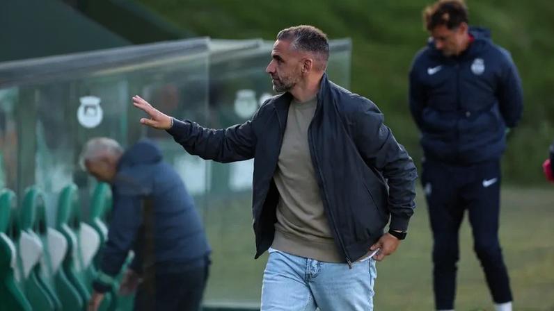 Rui Borges reage junto ao banco de suplentes do Sporting