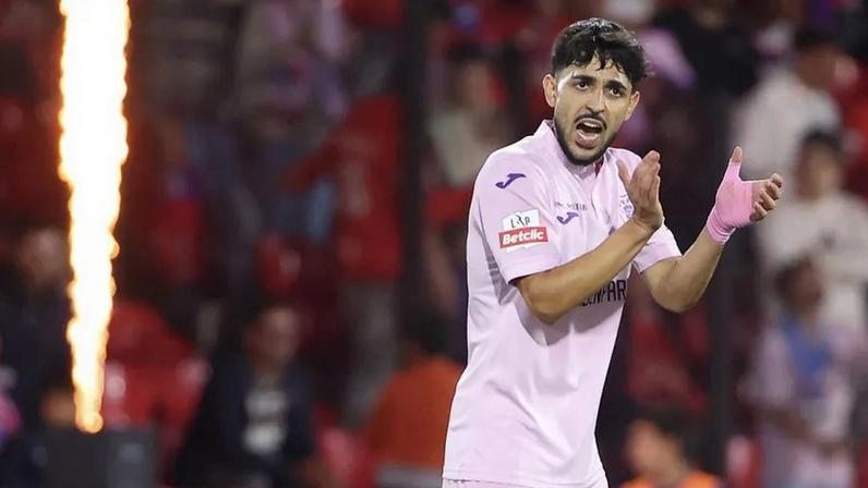 Luís Esteves puxa pelos jogadores do Gil Vicente durante o jogo com o Arouca