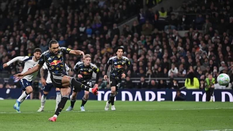 Tottenham empata com Leeds e complica a classificação na Premier League
