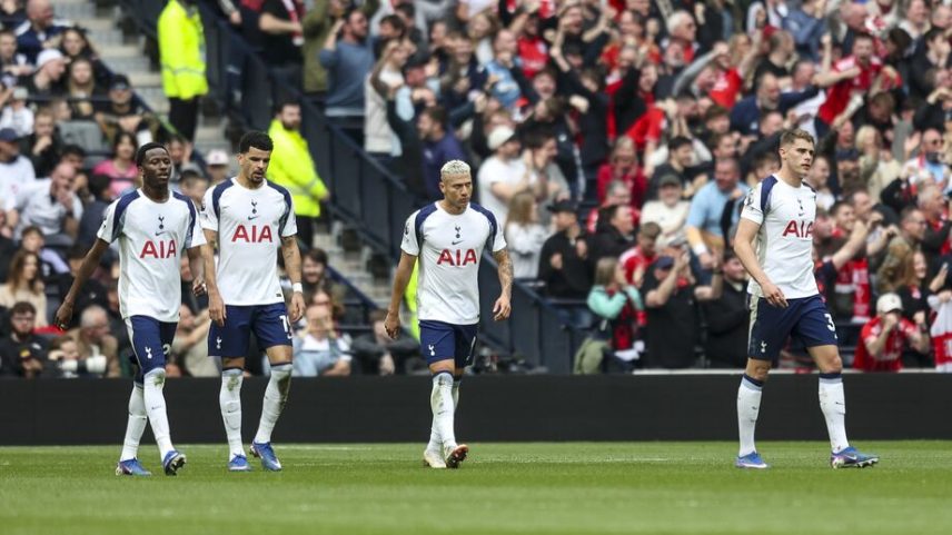 Jogadores do Tottenham desapontados em campo após resultado negativo