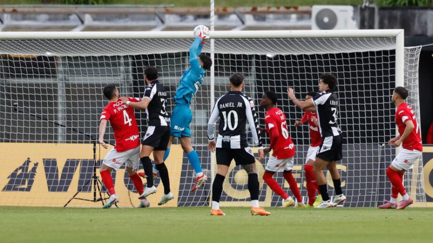 Açoriano retorna ao onze do Santa Clara três anos depois