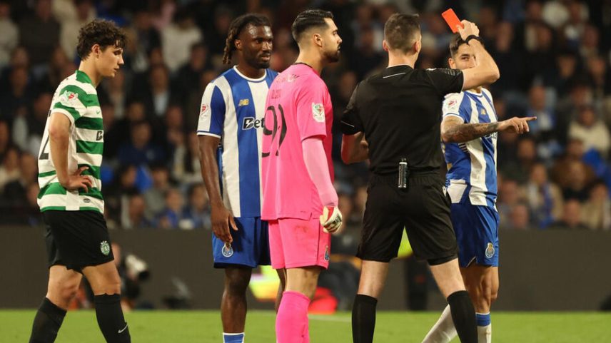 Árbitro e VAR com nota insatisfatória na arbitragem FC Porto-Sporting