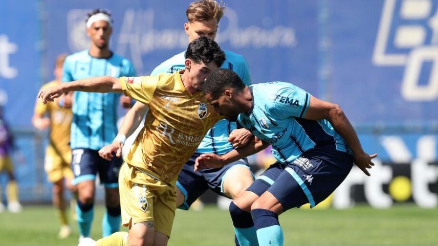 Disputa de bola no Vizela-Farense
