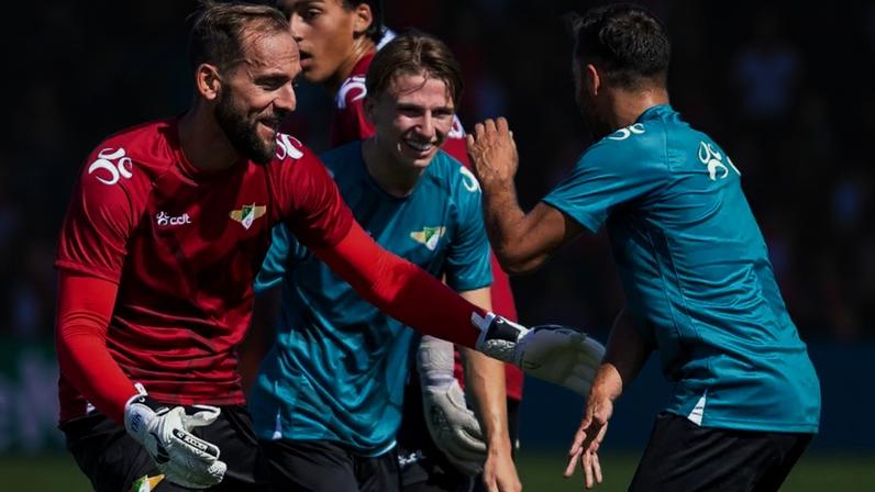 Mika ainda avalia proposta de renovação