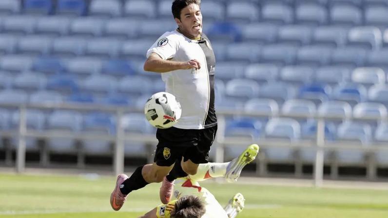 Leonardo Oliveira em ação pelo Farense