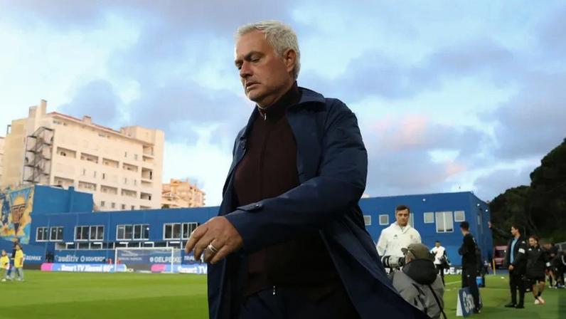 José Mourinho antes do início do Estoril-Benfica na Amoreira