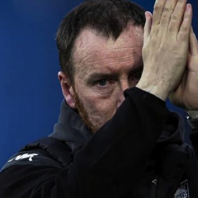Ian Cathro quer seguir no Estoril, mas exige mudança para o próximo ano