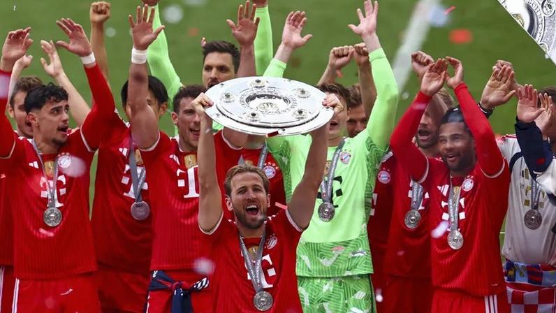 Harry Kane marca hat trick e Bayern celebra título na Bundesliga