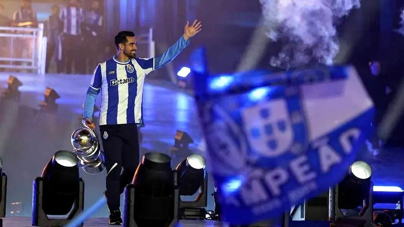 Diogo Costa a desfilar com o troféu de campeão nacional na Avenida dos Aliados
