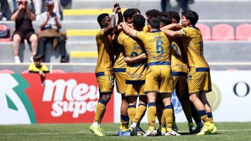 Jogadores do Felgueiras festejam triunfo