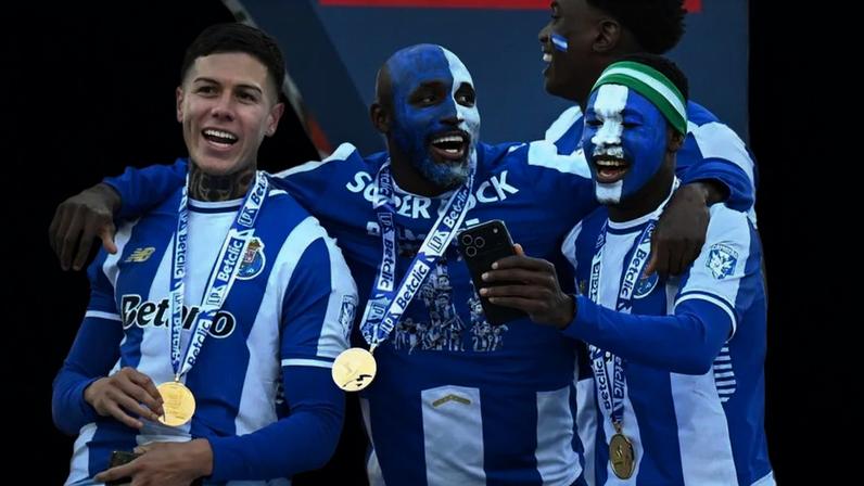 Nehuén festeja o título com Fofana, Zaidu e Samu