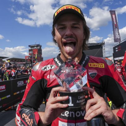 Bulega vence novamente na República Checa e amplia recorde nas Superbikes
