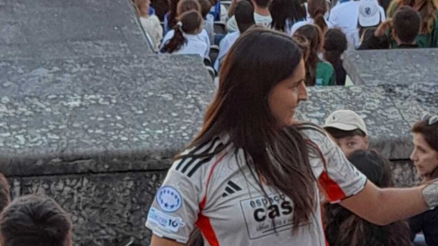 Kika Nazareth joga no Jamor com camisola do Benfica