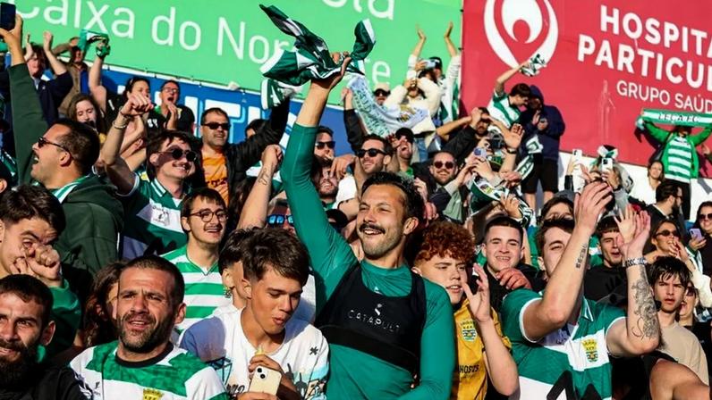Adeptos e jogadores do Leça festejam subida à Liga 3