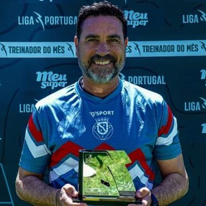 Rui Ferreira recebe o prémio de treinador do mês