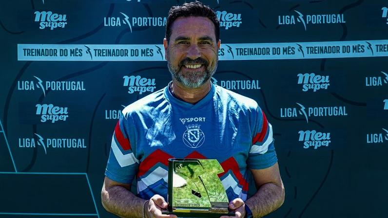 Rui Ferreira recebe o prémio de treinador do mês