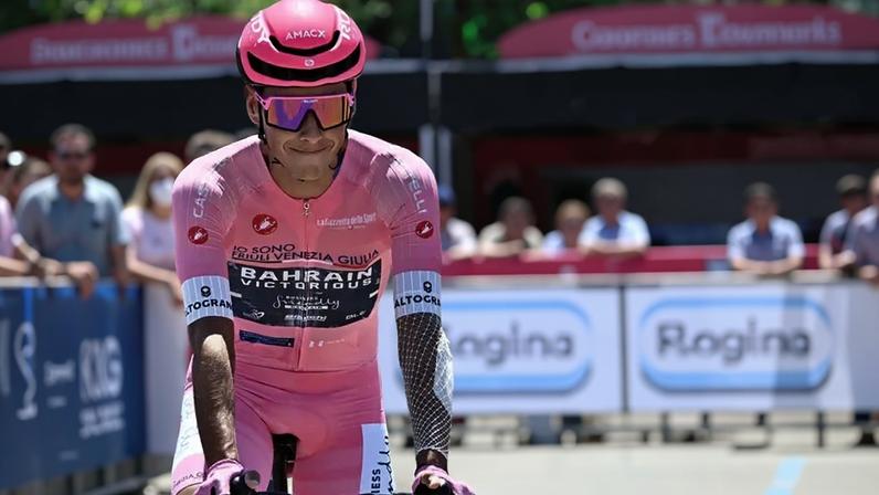 Afonso Eulálio tenta segurar camisola rosa no contrarrelógio de 42 km