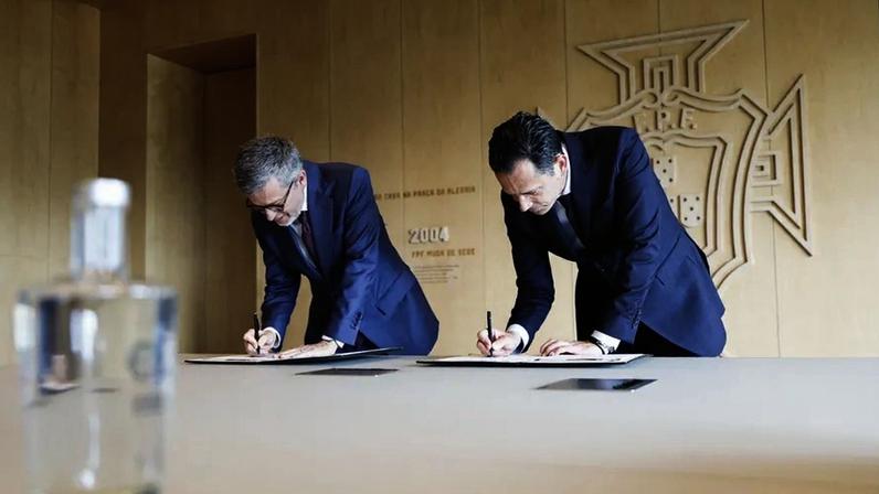 Carlos Moedas e Pedro Proença assinam protocolo na sede da Federação Portuguesa de Futebol