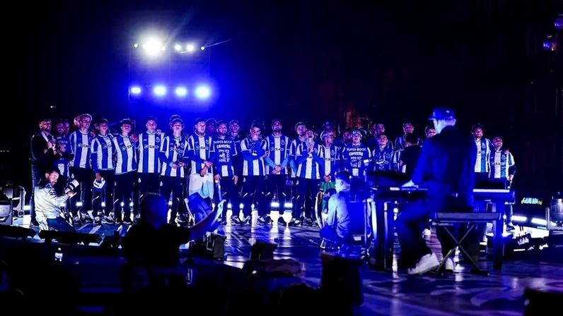 Gavin James com o plantel do FC Porto pela frente