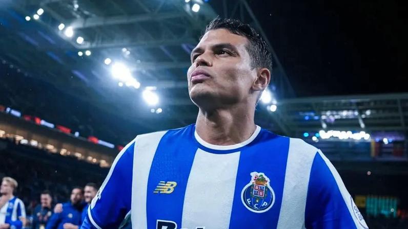 Thiago Silva volta para enfrentar questões pendentes