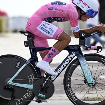 Afonso Eulálio brilha no contrarrelógio e mantém camisola rosa no Giro