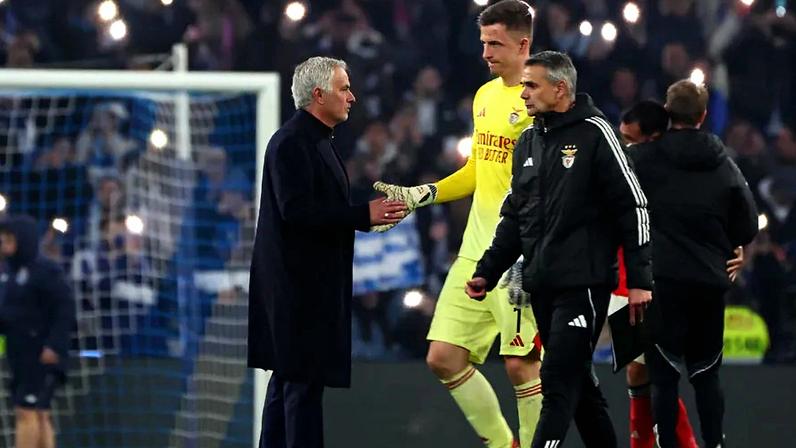 Mourinho com Trubin