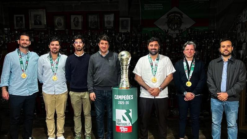 Vítor Matos recebe medalha de campeão