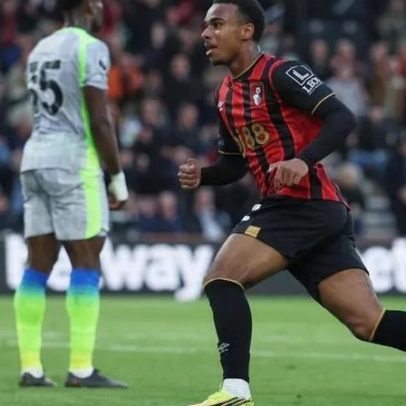 Golaço de Kroupi impulsiona Arsenal ao título